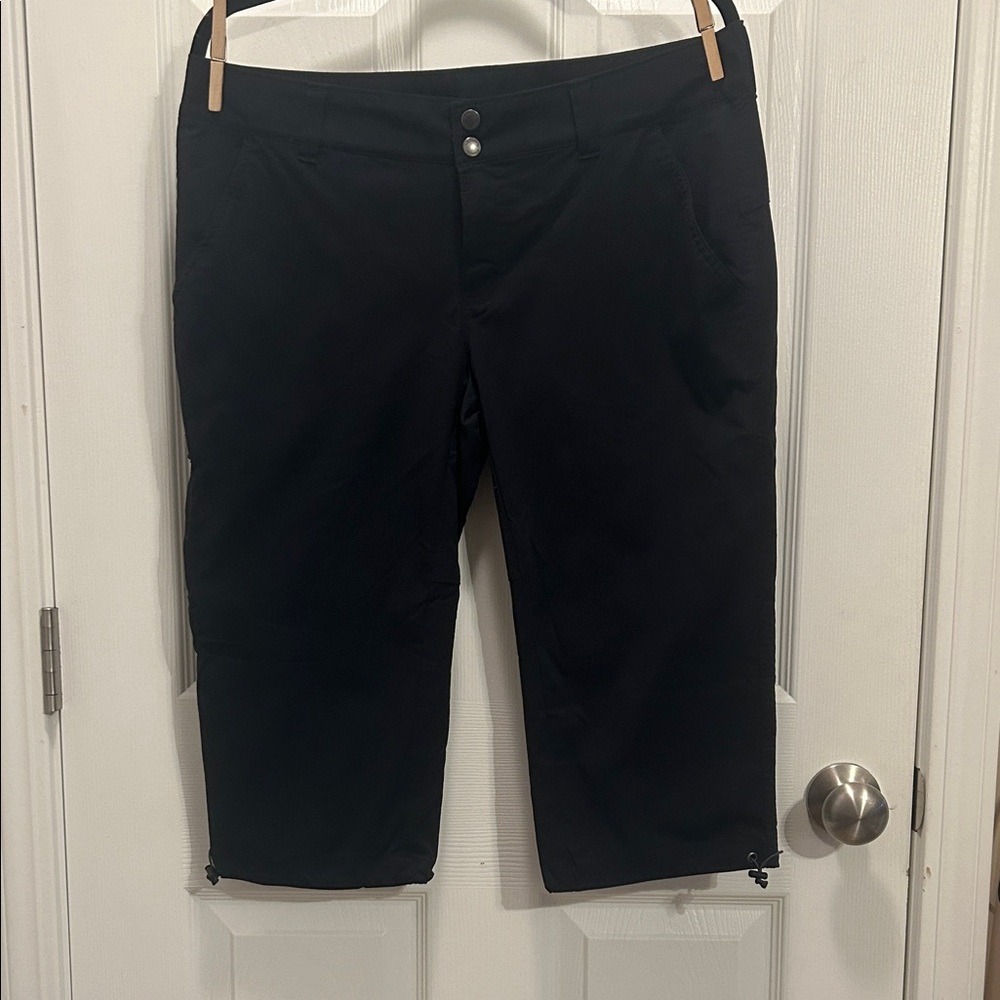 Columbia Women's Black Capris